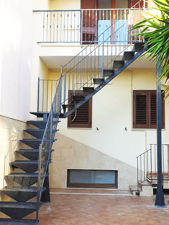 scala esterna a giorno su misura con pianerottolo